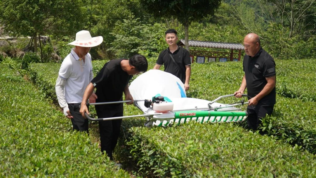 微特捐贈農具 助力鄉(xiāng)村振興3.jpg